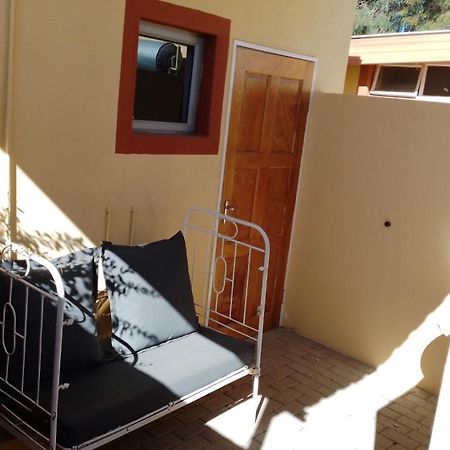 Larochelle Guesthouse Keetmanshoop Rum bild