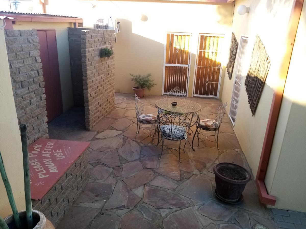 Larochelle Guesthouse Keetmanshoop Exteriör bild