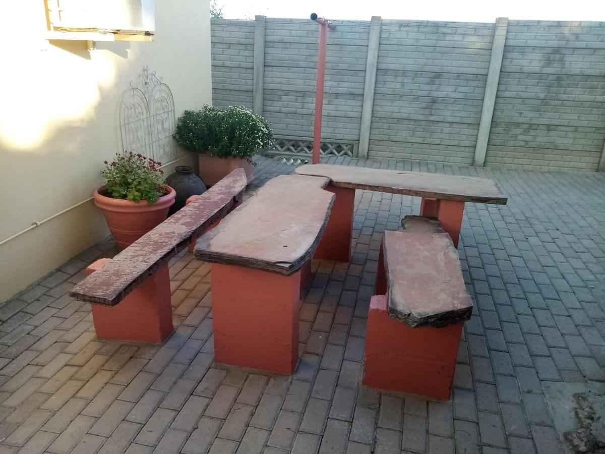 Larochelle Guesthouse Keetmanshoop Exteriör bild