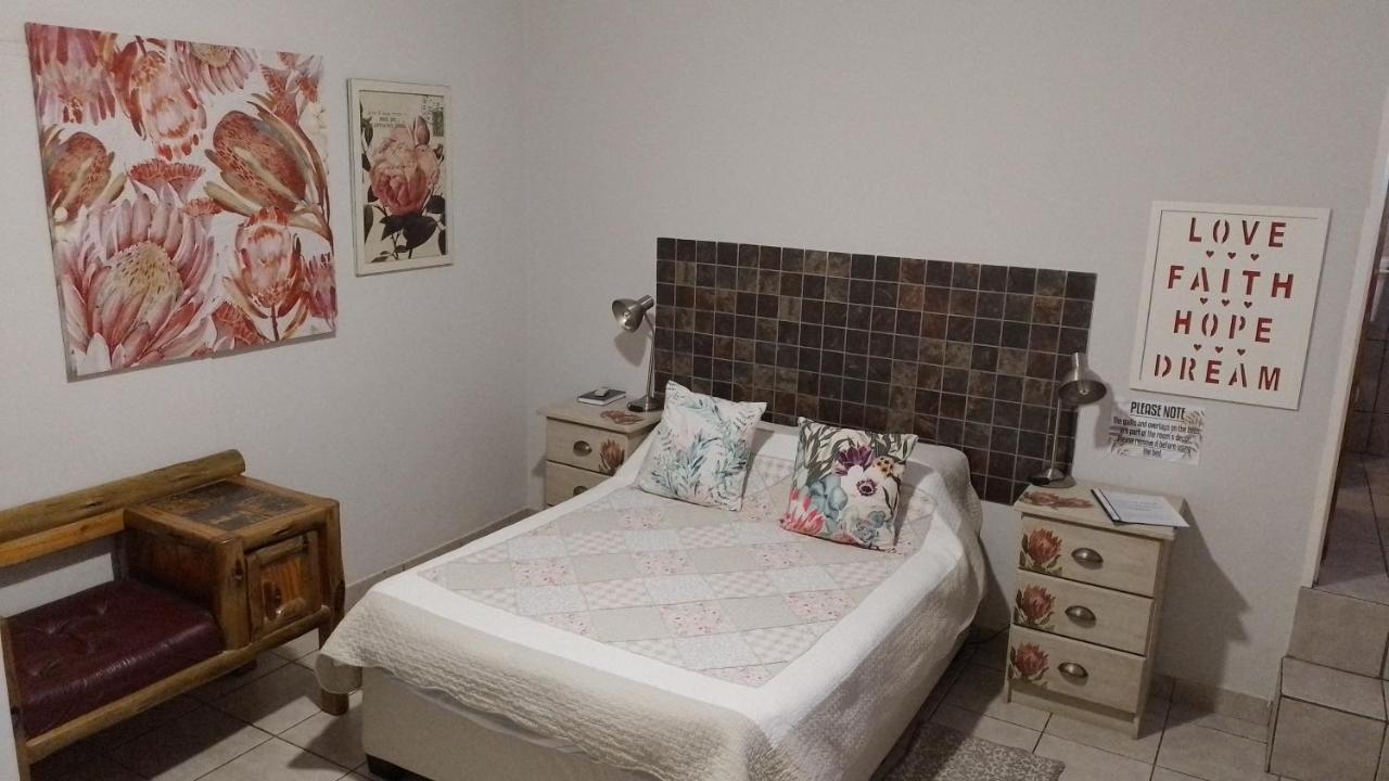 Larochelle Guesthouse Keetmanshoop Rum bild