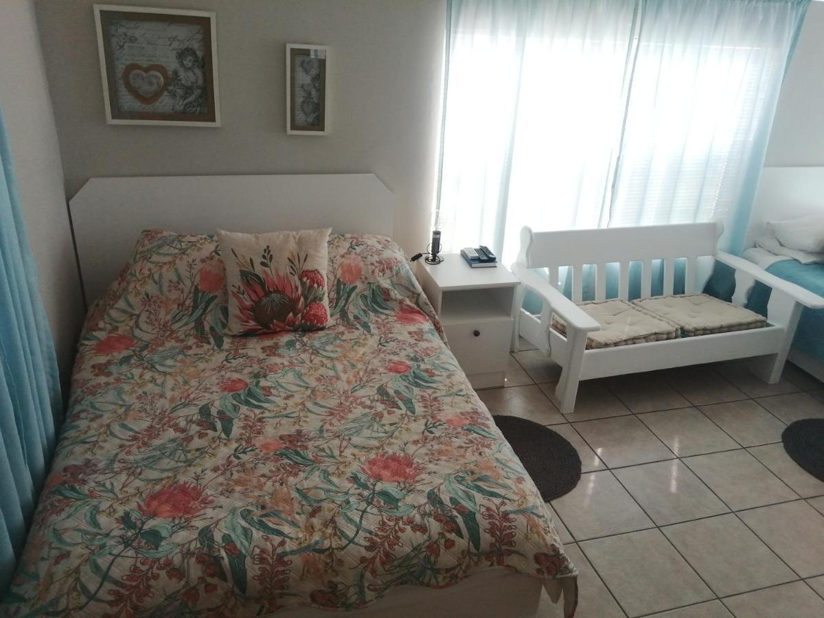 Larochelle Guesthouse Keetmanshoop Rum bild