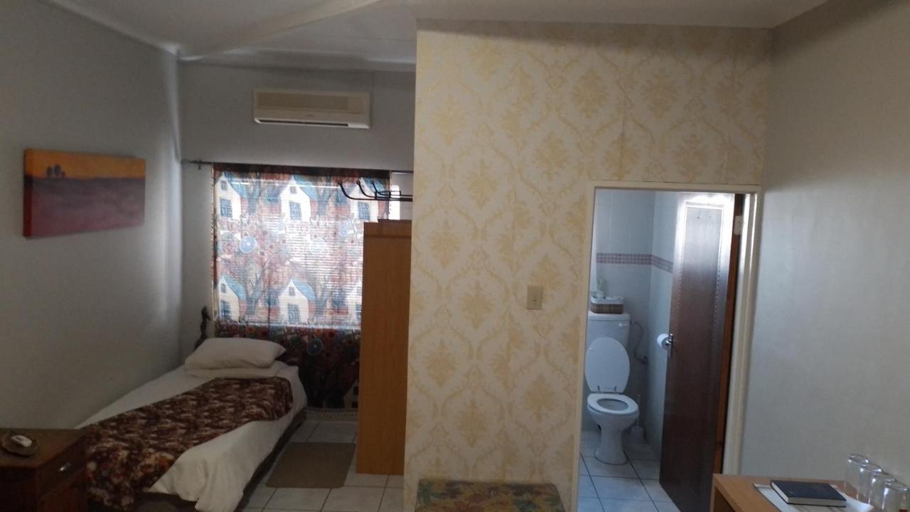 Larochelle Guesthouse Keetmanshoop Rum bild
