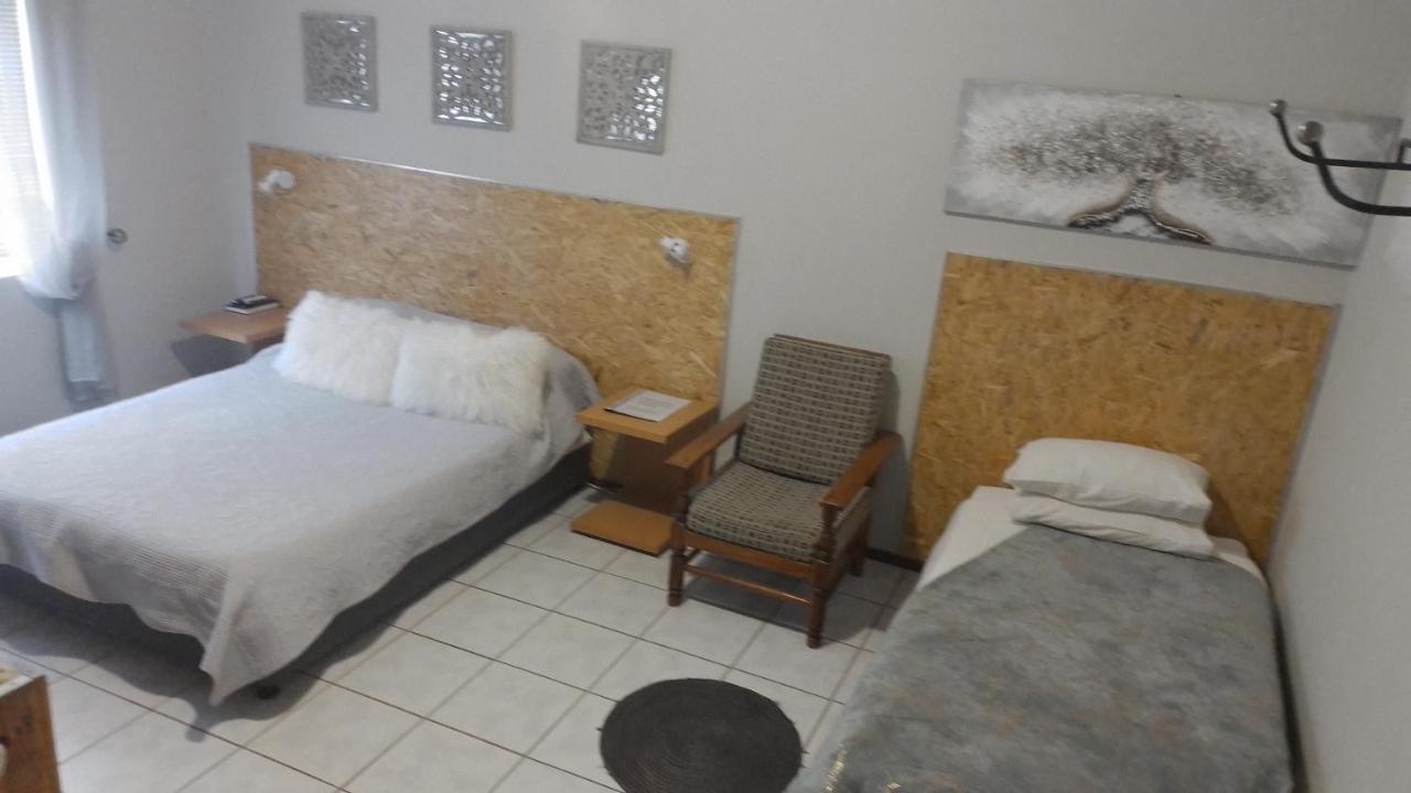 Larochelle Guesthouse Keetmanshoop Rum bild