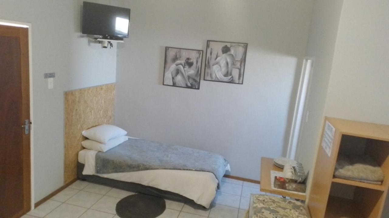 Larochelle Guesthouse Keetmanshoop Rum bild