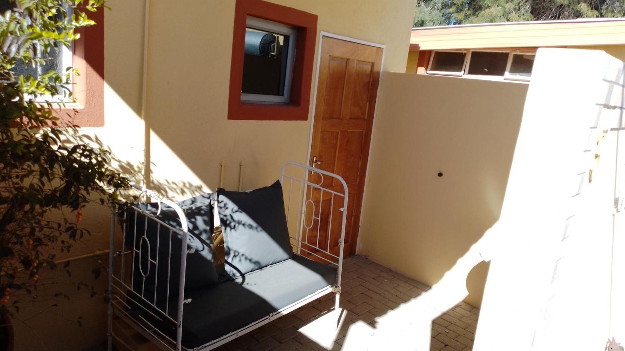 Larochelle Guesthouse Keetmanshoop Rum bild