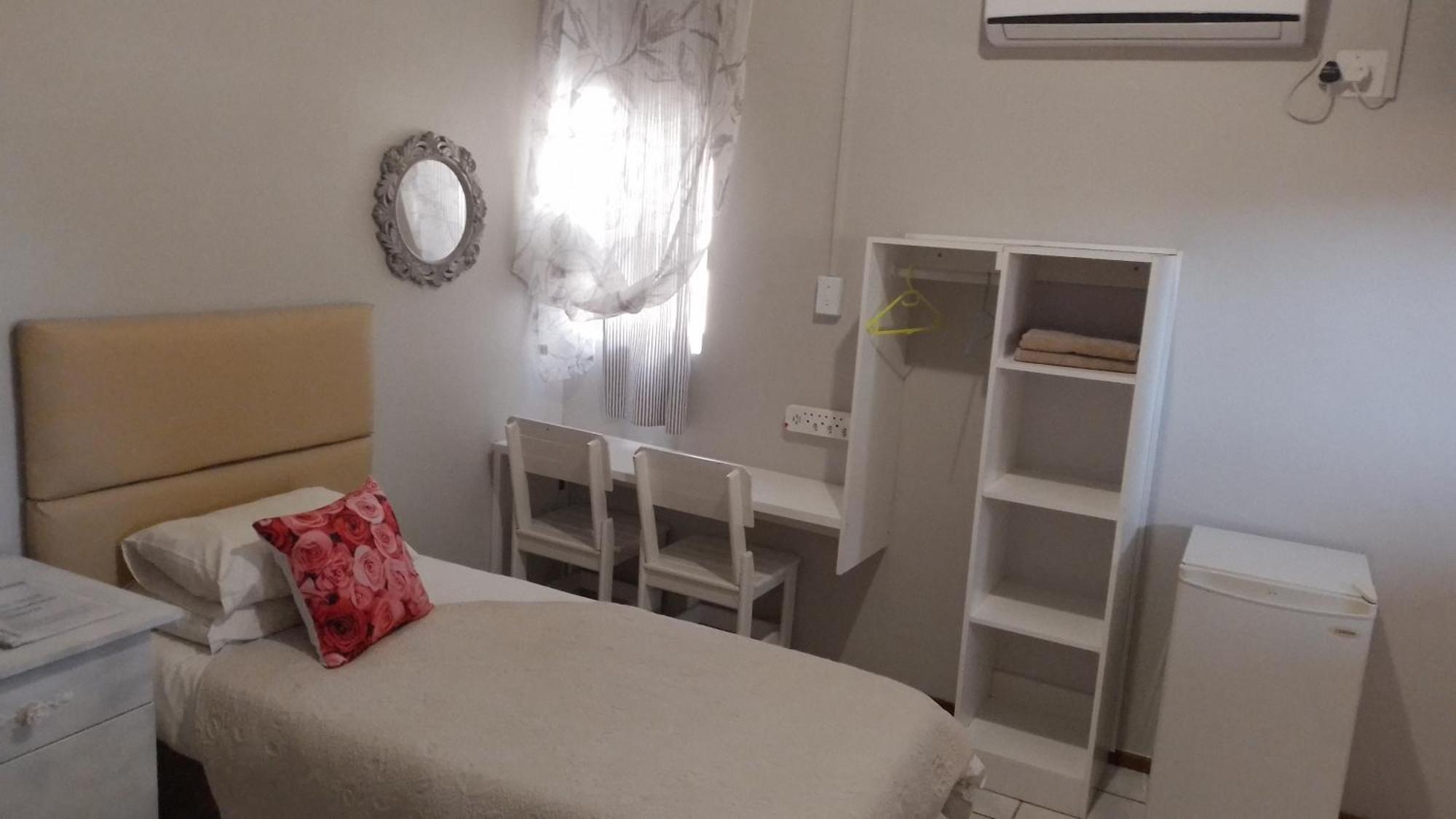Larochelle Guesthouse Keetmanshoop Rum bild